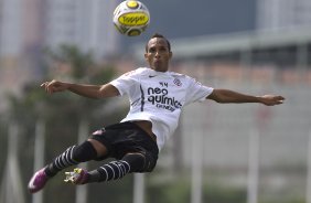 Liedson da um voleio durante treino do Corinthians esta manh no CT Joaquim Grava, Parque Ecolgico do Tiete. O time se prepara para o jogo contra o Santos, amanh, domingo, dia 08/05,  tarde, no estdio do Pacaembu, primeiro jogo das finais do Campeonato Paulista 2011