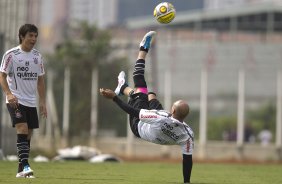 Willian observa Edno tentar uma bicicleta durante treino do Corinthians esta manh no CT Joaquim Grava, Parque Ecolgico do Tiete. O time se prepara para o jogo contra o Santos, amanh, domingo, dia 08/05,  tarde, no estdio do Pacaembu, primeiro jogo das finais do Campeonato Paulista 2011