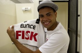 Dentinho com sua camisa que tera o nome da sua mae Eunice nos vestiários antes da partida entre Corinthians x Santos, realizada esta tarde no estádio do Pacaembu, primeiro jogo das finais do Campeonato Paulista de 2011