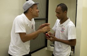 Dentinho e Liedson nos vestiários antes da partida entre Corinthians x Santos, realizada esta tarde no estádio do Pacaembu, primeiro jogo das finais do Campeonato Paulista de 2011