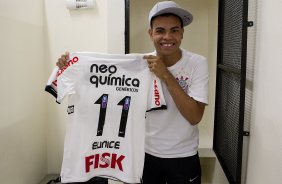 Dentinho segura sua camisa que tera o nome da sua mae Eunice nos vestiários antes da partida entre Corinthians x Santos, realizada esta tarde no estádio do Pacaembu, primeiro jogo das finais do Campeonato Paulista de 2011