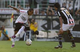 Liedson e Durval durante a partida entre Corinthians x Santos, realizada esta tarde no estdio do Pacaembu, primeiro jogo das finais do Campeonato Paulista de 2011