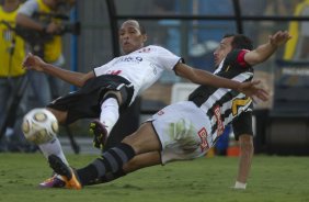 Liedson e Edu Dracena durante a partida entre Corinthians x Santos, realizada esta tarde no estdio do Pacaembu, primeiro jogo das finais do Campeonato Paulista de 2011