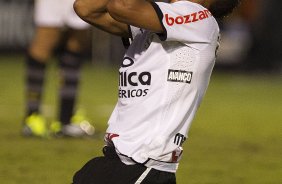 Liedson lamenta perda de gol durante a partida entre Corinthians x Santos, realizada esta tarde no estdio do Pacaembu, primeiro jogo das finais do Campeonato Paulista de 2011