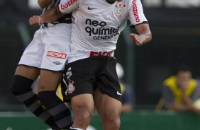 Neymar e Ralf durante a partida entre Corinthians x Santos, realizada esta tarde no estdio do Pacaembu, primeiro jogo das finais do Campeonato Paulista de 2011
