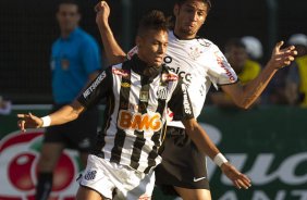 Neymar e Wallace durante a partida entre Corinthians x Santos, realizada esta tarde no estdio do Pacaembu, primeiro jogo das finais do Campeonato Paulista de 2011