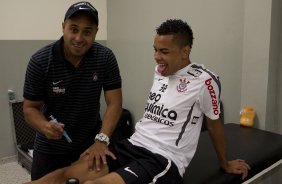 O fisioterapeuta Caio Mello brinca com Dentinho nos vestiários antes da partida entre Corinthians x Santos, realizada esta tarde no estádio do Pacaembu, primeiro jogo das finais do Campeonato Paulista de 2011