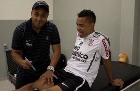 O fisioterapeuta Caio Mello brinca com Dentinho nos vestirios antes da partida entre Corinthians x Santos, realizada esta tarde no estdio do Pacaembu, primeiro jogo das finais do Campeonato Paulista de 2011