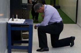 O técnico Tite rezando nos vestiários antes da partida entre Corinthians x Santos, realizada esta tarde no estádio do Pacaembu, primeiro jogo das finais do Campeonato Paulista de 2011