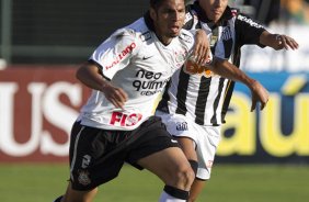 Wallace e Neymar durante a partida entre Corinthians x Santos, realizada esta tarde no estdio do Pacaembu, primeiro jogo das finais do Campeonato Paulista de 2011