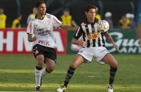 Wallace e Paulo Henrique durante a partida entre Corinthians x Santos, realizada esta tarde no estdio do Pacaembu, primeiro jogo das finais do Campeonato Paulista de 2011