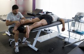 O atacante Adriano continua seu tratamento após cirurgia do tendão de Aquiles, com o fisioterapeuta Bruno Mazziotti. O time se prepara para o jogo contra o Santos, domingo, dia 15/05, à tarde, na Vila Belmiro, em Santos, decisão do Campeonato Paulista 2011
