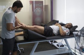 O atacante Adriano continua seu tratamento após cirurgia do tendão de Aquiles, com o fisioterapeuta Bruno Mazziotti. O time se prepara para o jogo contra o Santos, domingo, dia 15/05, à tarde, na Vila Belmiro, em Santos, decisão do Campeonato Paulista 2011