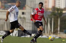Alessandro e Wallace durante o treino do Corinthians realizado esta tarde no CT Joaquim Grava, no Parque Ecológico do Tiete. O time se prepara para o jogo contra o Santos, domingo a tarde, dia 15/05, na Vila Belmiro, em Santos, decisão do Campeonato Paulista 2011