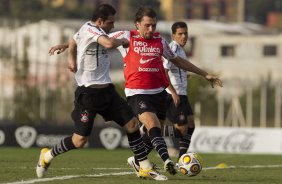 Bruno Cesar; Paulo André e Fabio Santos durante o treino do Corinthians realizado esta tarde no CT Joaquim Grava, no Parque Ecológico do Tiete. O time se prepara para o jogo contra o Santos, domingo a tarde, dia 15/05, na Vila Belmiro, em Santos, decisão do Campeonato Paulista 2011