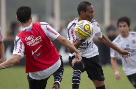 Chicão e Liedson durante o treino do Corinthians realizado esta tarde no CT Joaquim Grava, no Parque Ecológico do Tiete. O time se prepara para o jogo contra o Santos, domingo a tarde, dia 15/05, na Vila Belmiro, em Santos, decisão do Campeonato Paulista 2011