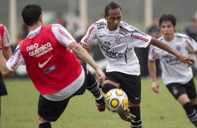 Chicão e Liedson durante o treino do Corinthians realizado esta tarde no CT Joaquim Grava, no Parque Ecológico do Tiete. O time se prepara para o jogo contra o Santos, domingo a tarde, dia 15/05, na Vila Belmiro, em Santos, decisão do Campeonato Paulista 2011