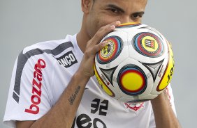 Dentinho durante o treino do Corinthians realizado esta tarde no CT Joaquim Grava, no Parque Ecológico do Tiete. O time se prepara para o jogo contra o Santos, domingo a tarde, dia 15/05, na Vila Belmiro, em Santos, decisão do Campeonato Paulista 2011
