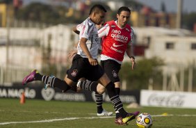 Dentinho e Chicão durante o treino do Corinthians realizado esta tarde no CT Joaquim Grava, no Parque Ecológico do Tiete. O time se prepara para o jogo contra o Santos, domingo a tarde, dia 15/05, na Vila Belmiro, em Santos, decisão do Campeonato Paulista 2011