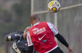 Julio Cesar e Edno, de costas, durante o treino do Corinthians realizado esta tarde no CT Joaquim Grava, no Parque Ecológico do Tiete. O time se prepara para o jogo contra o Santos, domingo a tarde, dia 15/05, na Vila Belmiro, em Santos, decisão do Campeonato Paulista 2011