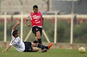 Leandro Castán e Dentinho durante o treino do Corinthians realizado esta tarde no CT Joaquim Grava, no Parque Ecológico do Tiete. O time se prepara para o jogo contra o Santos, domingo a tarde, dia 15/05, na Vila Belmiro, em Santos, decisão do Campeonato Paulista 2011