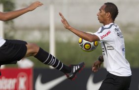 Liedson durante o treino do Corinthians realizado esta tarde no CT Joaquim Grava, no Parque Ecológico do Tiete. O time se prepara para o jogo contra o Santos, domingo a tarde, dia 15/05, na Vila Belmiro, em Santos, decisão do Campeonato Paulista 2011