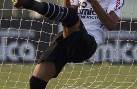 Liedson durante o treino do Corinthians realizado esta tarde no CT Joaquim Grava, no Parque Ecológico do Tiete. O time se prepara para o jogo contra o Santos, domingo a tarde, dia 15/05, na Vila Belmiro, em Santos, decisão do Campeonato Paulista 2011