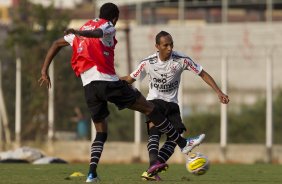 Moacir, de costas, e Liedson durante o treino do Corinthians realizado esta tarde no CT Joaquim Grava, no Parque Ecológico do Tiete. O time se prepara para o jogo contra o Santos, domingo a tarde, dia 15/05, na Vila Belmiro, em Santos, decisão do Campeonato Paulista 2011