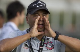 O preparador físico Eduardo Silva durante o treino do Corinthians realizado esta tarde no CT Joaquim Grava, no Parque Ecológico do Tiete. O time se prepara para o jogo contra o Santos, domingo a tarde, dia 15/05, na Vila Belmiro, em Santos, decisão do Campeonato Paulista 2011