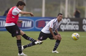 Paulo André e Ralf durante o treino do Corinthians realizado esta tarde no CT Joaquim Grava, no Parque Ecológico do Tiete. O time se prepara para o jogo contra o Santos, domingo a tarde, dia 15/05, na Vila Belmiro, em Santos, decisão do Campeonato Paulista 2011