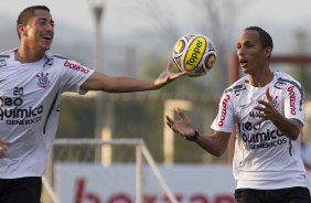 Ralf e Liedson durante o treino do Corinthians realizado esta tarde no CT Joaquim Grava, no Parque Ecológico do Tiete. O time se prepara para o jogo contra o Santos, domingo a tarde, dia 15/05, na Vila Belmiro, em Santos, decisão do Campeonato Paulista 2011