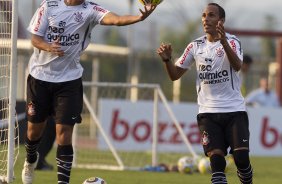 Ralf e Liedson durante o treino do Corinthians realizado esta tarde no CT Joaquim Grava, no Parque Ecológico do Tiete. O time se prepara para o jogo contra o Santos, domingo a tarde, dia 15/05, na Vila Belmiro, em Santos, decisão do Campeonato Paulista 2011