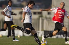 Willian e Alessandro durante o treino do Corinthians realizado esta tarde no CT Joaquim Grava, no Parque Ecológico do Tiete. O time se prepara para o jogo contra o Santos, domingo a tarde, dia 15/05, na Vila Belmiro, em Santos, decisão do Campeonato Paulista 2011