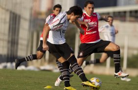 Willian e Fabio Santos durante o treino do Corinthians realizado esta tarde no CT Joaquim Grava, no Parque Ecológico do Tiete. O time se prepara para o jogo contra o Santos, domingo a tarde, dia 15/05, na Vila Belmiro, em Santos, decisão do Campeonato Paulista 2011