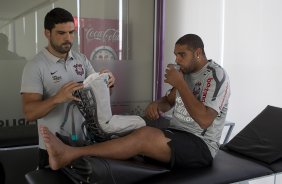 O atacante Adriano, ao lado do fisioterapeuta Bruno Mazziotti, continua sua fisioterapia durante o treino do Corinthians realizado esta tarde no CT Joaquim Grava, no Parque Ecológico do Tiete. O time se prepara para o jogo contra o Santos, domingo a tarde, dia 15/05, na Vila Belmiro, em Santos, decisão do Campeonato Paulista 2011