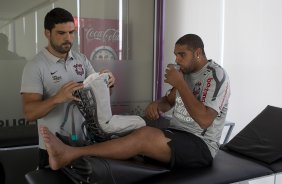 O atacante Adriano, ao lado do fisioterapeuta Bruno Mazziotti, continua sua fisioterapia durante o treino do Corinthians realizado esta tarde no CT Joaquim Grava, no Parque Ecolgico do Tiete. O time se prepara para o jogo contra o Santos, domingo a tarde, dia 15/05, na Vila Belmiro, em Santos, deciso do Campeonato Paulista 2011