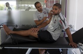 O atacante Adriano, ao lado do fisioterapeuta Caio Mello, continua sua fisioterapia durante o treino do Corinthians realizado esta tarde no CT Joaquim Grava, no Parque Ecolgico do Tiete. O time se prepara para o jogo contra o Santos, domingo a tarde, dia 15/05, na Vila Belmiro, em Santos, deciso do Campeonato Paulista 2011