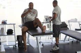 O atacante Adriano, ao lado do fisioterapeuta Caio Mello, continua sua fisioterapia durante o treino do Corinthians realizado esta tarde no CT Joaquim Grava, no Parque Ecológico do Tiete. O time se prepara para o jogo contra o Santos, domingo a tarde, dia 15/05, na Vila Belmiro, em Santos, decisão do Campeonato Paulista 2011