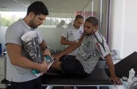 O atacante Adriano, ao lado dos fisioterapeutas Bruno Mazziotti(e) e Caio Mello, continua sua fisioterapia durante o treino do Corinthians realizado esta tarde no CT Joaquim Grava, no Parque Ecológico do Tiete. O time se prepara para o jogo contra o Santos, domingo a tarde, dia 15/05, na Vila Belmiro, em Santos, decisão do Campeonato Paulista 2011