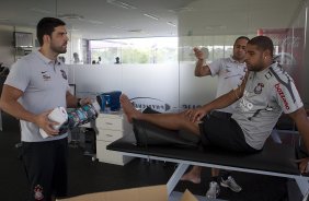 O atacante Adriano, com os fisioterapeutas Bruno Mazziotti(e) e Caio Mello, continua sua fisioterapia durante o treino do Corinthians realizado esta tarde no CT Joaquim Grava, no Parque Ecológico do Tiete. O time se prepara para o jogo contra o Santos, domingo a tarde, dia 15/05, na Vila Belmiro, em Santos, decisão do Campeonato Paulista 2011