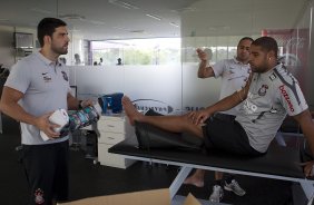 O atacante Adriano, com os fisioterapeutas Bruno Mazziotti(e) e Caio Mello, continua sua fisioterapia durante o treino do Corinthians realizado esta tarde no CT Joaquim Grava, no Parque Ecolgico do Tiete. O time se prepara para o jogo contra o Santos, domingo a tarde, dia 15/05, na Vila Belmiro, em Santos, deciso do Campeonato Paulista 2011