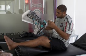 O atacante Adriano continua sua fisioterapia durante o treino do Corinthians realizado esta tarde no CT Joaquim Grava, no Parque Ecolgico do Tiete. O time se prepara para o jogo contra o Santos, domingo a tarde, dia 15/05, na Vila Belmiro, em Santos, deciso do Campeonato Paulista 2011