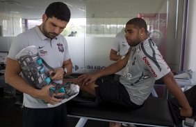 O atacante Adrianoao lado do fisioterapeuta Bruno Mazziotti, continua sua fisioterapia durante o treino do Corinthians realizado esta tarde no CT Joaquim Grava, no Parque Ecolgico do Tiete. O time se prepara para o jogo contra o Santos, domingo a tarde, dia 15/05, na Vila Belmiro, em Santos, deciso do Campeonato Paulista 2011