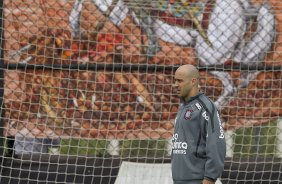 Alessandro, tratado por Guerreiro, durante o treino do Corinthians realizado esta manh no CT Joaquim Grava, no Parque Ecolgico do Tiete. O time se prepara para o jogo contra o Santos, domingo a tarde, dia 15/05, na Vila Belmiro, em Santos, deciso do Campeonato Paulista 2011