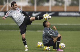 Bruno Cesar e Dentinho brincam durante o treino do Corinthians realizado esta manh no CT Joaquim Grava, no Parque Ecolgico do Tiete. O time se prepara para o jogo contra o Santos, domingo a tarde, dia 15/05, na Vila Belmiro, em Santos, deciso do Campeonato Paulista 2011