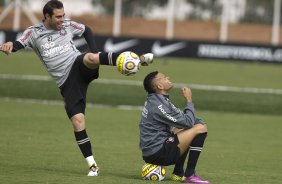Bruno Cesar e Dentinho durante o treino do Corinthians realizado esta manhã no CT Joaquim Grava, no Parque Ecológico do Tiete. O time se prepara para o jogo contra o Santos, domingo a tarde, dia 15/05, na Vila Belmiro, em Santos, decisão do Campeonato Paulista 2011