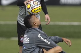 Bruno Cesar e Dentinho durante o treino do Corinthians realizado esta manhã no CT Joaquim Grava, no Parque Ecológico do Tiete. O time se prepara para o jogo contra o Santos, domingo a tarde, dia 15/05, na Vila Belmiro, em Santos, decisão do Campeonato Paulista 2011