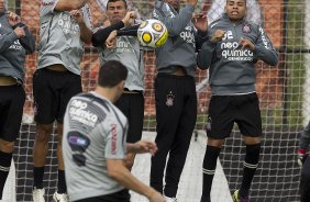 Chicão treina a cobranca de faltas durante o treino do Corinthians realizado esta manhã no CT Joaquim Grava, no Parque Ecológico do Tiete. O time se prepara para o jogo contra o Santos, domingo a tarde, dia 15/05, na Vila Belmiro, em Santos, decisão do Campeonato Paulista 2011