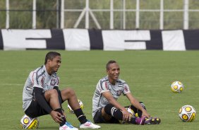Jorge Henrique e Liedson durante o treino do Corinthians realizado esta manhã no CT Joaquim Grava, no Parque Ecológico do Tiete. O time se prepara para o jogo contra o Santos, domingo a tarde, dia 15/05, na Vila Belmiro, em Santos, decisão do Campeonato Paulista 2011