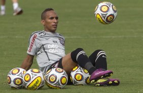 Liedson durante o treino do Corinthians realizado esta manhã no CT Joaquim Grava, no Parque Ecológico do Tiete. O time se prepara para o jogo contra o Santos, domingo a tarde, dia 15/05, na Vila Belmiro, em Santos, decisão do Campeonato Paulista 2011